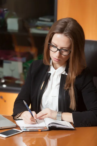 ofiste genç güzel kadın