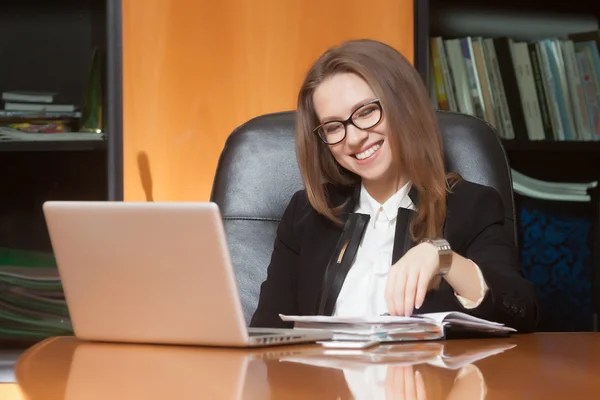 ofiste genç güzel kadın