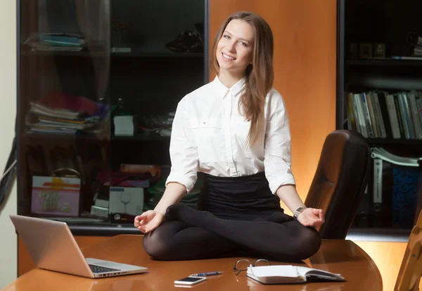 Yoga yapmak genç güzel Bayan