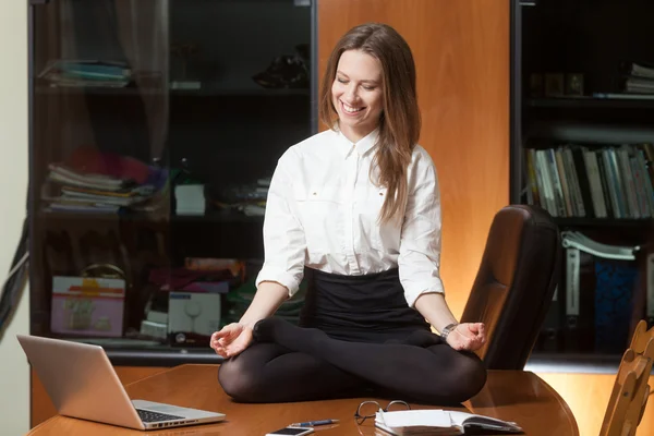 Yoga yapmak genç güzel Bayan