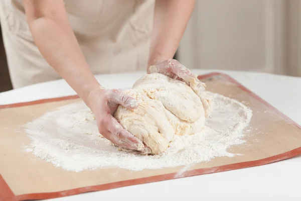 Aby těsto rukama v pekárně — Stock fotografie
