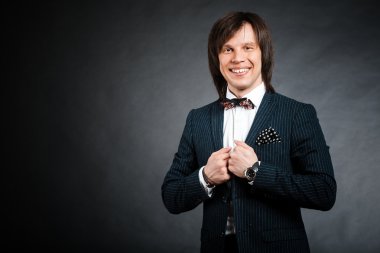 uzun saçlı esmer ve dar kahverengi gözleri mutlu yakışıklı adam