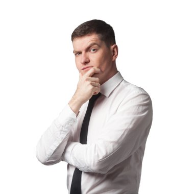 Beyaz gömlek siyah kravat beyaz çeneme üzerinde el ile erkeklerde düşünme