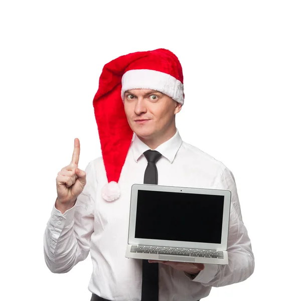 Mannen in witte overhemd black tie en rode santa claus warmte glimlachen en laptop in één hand en duim opdagen door vingers op witte geïsoleerde achtergrond — Stockfoto