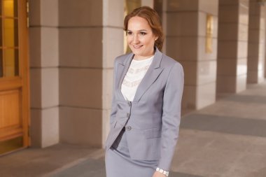 Kırmızı saçlı iş kadınları yürüyüş