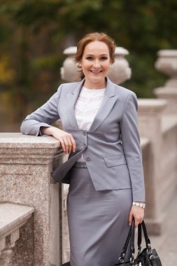 Gülümseyen iş kadınları gri çanta ile uygun