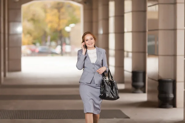 Kırmızı saçlı iş kadınları yürüyüş