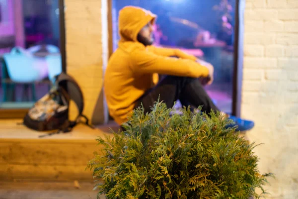 Suddig Bild Ledsen Ung Man Som Sitter Gatan Nära Ett — Stockfoto