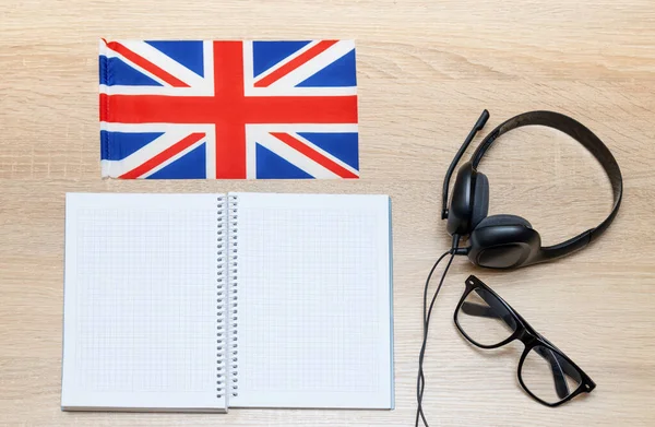在网上学习英语 耳机的最高视图 带有在线学习用话筒 笔记本 笔记和眼镜以及英国国旗 — 图库照片