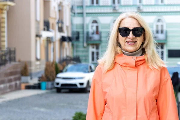 Mature Woman Glasses Orange Jacket Background City Car — Stock Photo, Image