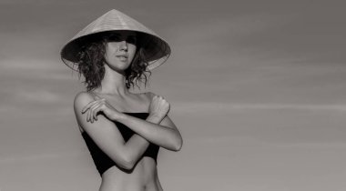 Konik şapkalı güzel Asyalı kadın, siyah beyaz fotoğraf..