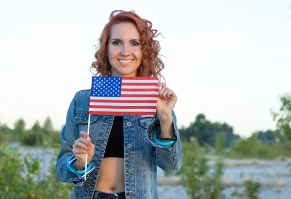 Krásná Mladá Žena Červenými Vlasy Vlajkou Usa Přírodním Pozadí — Stock fotografie