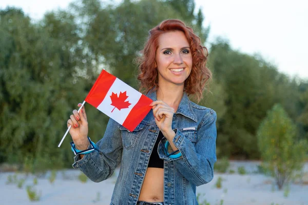 Une Jeune Femme Aux Cheveux Roux Avec Drapeau Canada Regarde — Photo