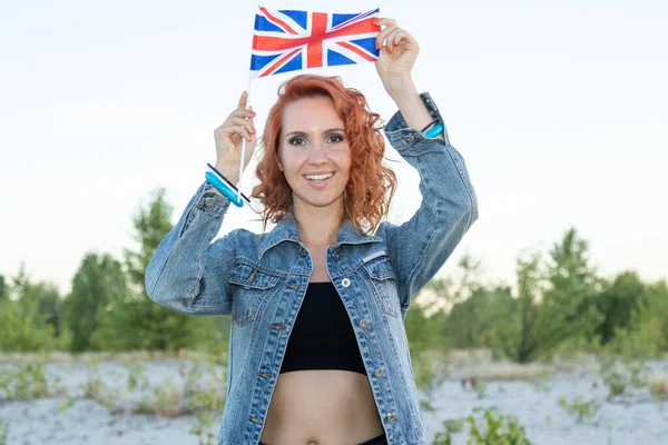 Rudowłosa Piękna Kobieta Dżinsowej Kurtce Flagą Wielkiej Brytanii Stojąca Tle — Zdjęcie stockowe