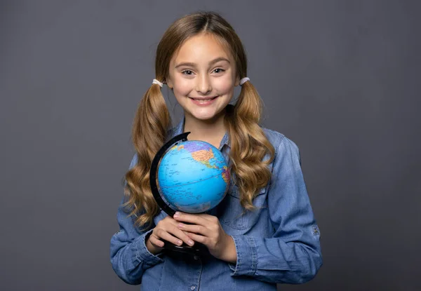 Skolflicka Flicka Med Glob Händerna Grå Bakgrund Studioporträtt — Stockfoto