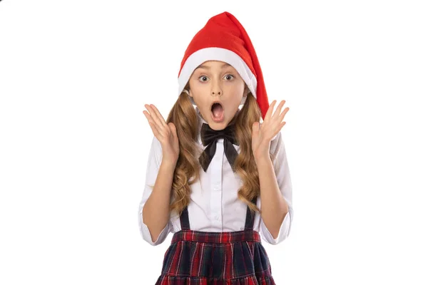 Portrét Překvapené Dívky Červeném Klobouku Santa Claus Pomocník Izolované Bílém — Stock fotografie