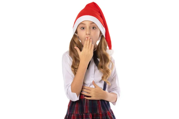 Liten Förvånad Flicka Klädd Röd Jultomte Hatt Täckt Hennes Mun — Stockfoto