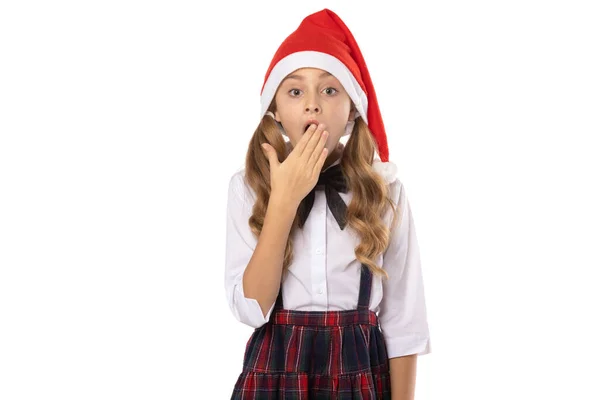 Bambina Indossando Cappello Rosso Babbo Natale Sbadiglia Vuole Dormire Isolata — Foto Stock