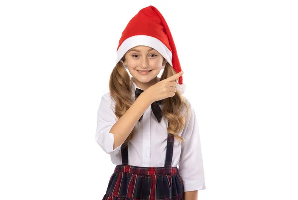 Menina Alegre Feliz Vestindo Chapéu Vermelho Papai Noel Aponta Dedo — Fotografia de Stock