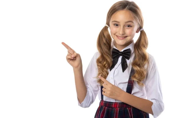 Menina Bonita Estudante Aponta Dedo Para Lado Isolado Fundo Branco — Fotografia de Stock