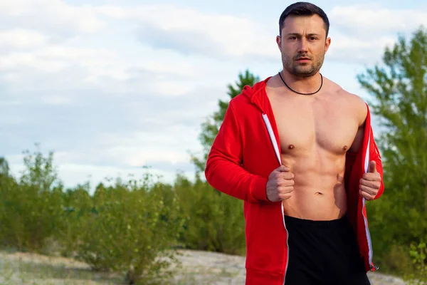 Pria Atletik Yang Kuat Dalam Jaket Merah Melakukan Olahraga Alam — Stok Foto