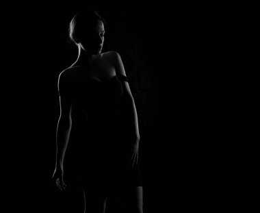 Siyah-beyaz, siyah-beyaz, siyah arka planda güzel bir kadın vücudu..