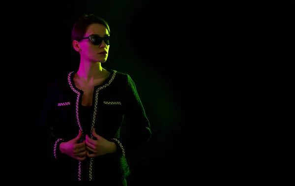 Mujer Moda Iluminación Neón Rosa Verde Luz Cyberpunk — Foto de Stock