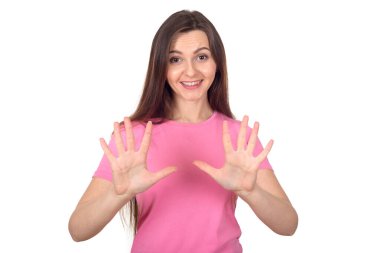 Pembe kazaklı genç kadın 10 parmak gösteriyor..
