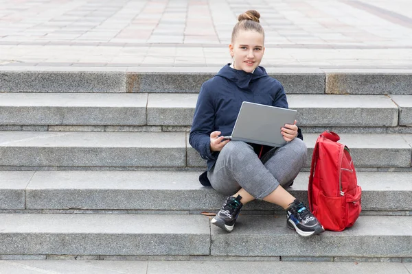 Tonårstjej Sitter Trappan Med Laptop Och Röd Ryggsäck Nätkommunikation — Stockfoto