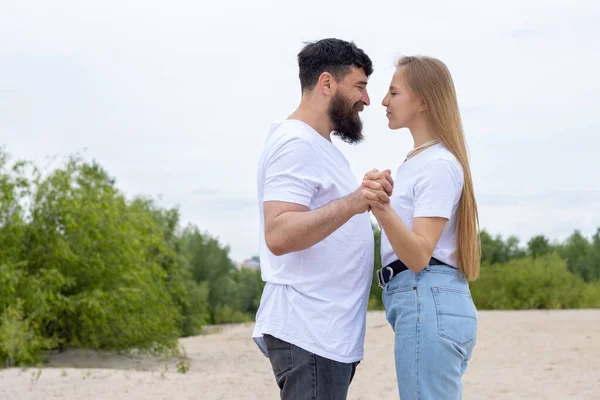 男人和女人 在户外恋爱的夫妻 — 图库照片