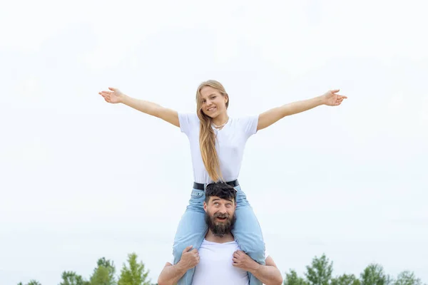 Pessoas Felizes Homem Segura Seus Ombros Uma Jovem Mulher Mantendo — Fotografia de Stock