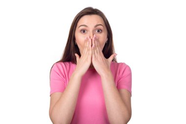 Şok oldum. Beyaz arka planda soyutlanmış, elleriyle yüzünü kapatan şaşırmış bir kadın. Pembe kazaklı bir kadın esmer. Metin için yer.