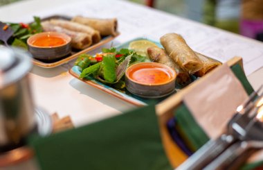 Vietnam geleneksel yemekleri dilsizdir. Restoran servisi..