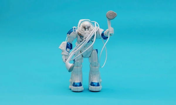 Astronauta Figurine Tenendo Cuffie Mano Mentre Piedi Uno Sfondo Blu — Foto Stock