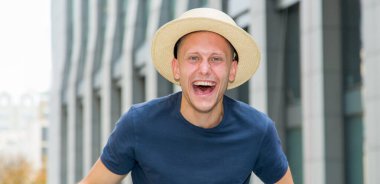 Şapkalı gülen bir gencin portresi..