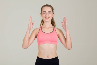 Sportif pozitif kadın ölçüm nesnesi gösteriyor. Pembe tişört giyiyor. İndirim indiriminden bahsediyor. Boşluğu kopyala, stüdyo çekimi.