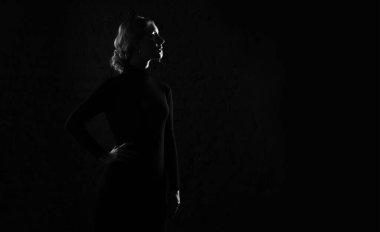 Siyah beyaz siluet bir kadın profili.