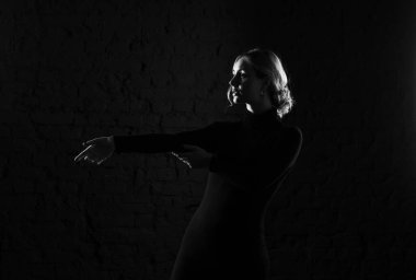 Dans eden bir kadının siyah beyaz fotoğraf silueti..