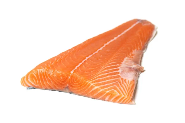 在白色背景上分离的鲑鱼肉片 鱼肉的水平切片 — 图库照片