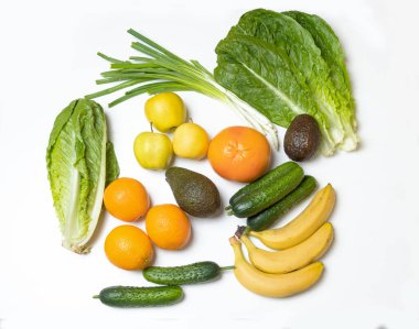 Sağlıklı salata için hazır: romaine marulu, yeşil soğan, avokado, portakal meyvesi, muz, elma ve salatalık. Kavram - diyet bitkisi tabanlı.