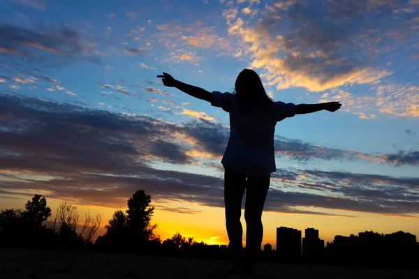 Silueta Femenina Una Joven Levantó Las Manos Atardecer Concepto Relajación —  Fotos de Stock