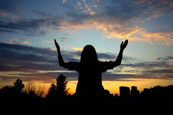 Silhuett Ung Kvinna Engagerad Yoga Och Meditation Sittande Naturen Vid — Stockfoto