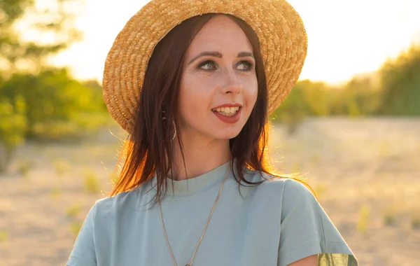 Gün Batımında Şapka Takan Genç Bir Kadının Yakın Plan Portresi — Stok fotoğraf