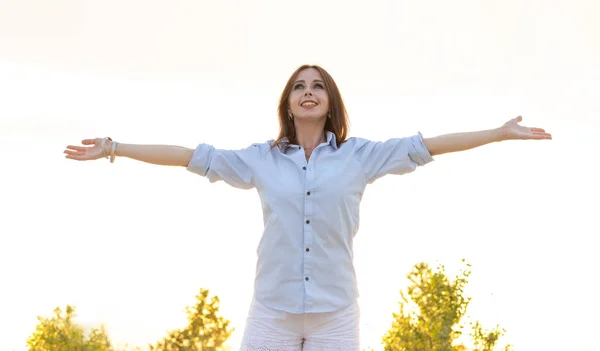 Donna Felice Braccia Aperte Donna Europea Nuvole Sfondo Cielo Blu — Foto Stock