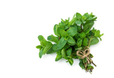 Bir demet taze nane, beyaz bir masada izole edilmiş..