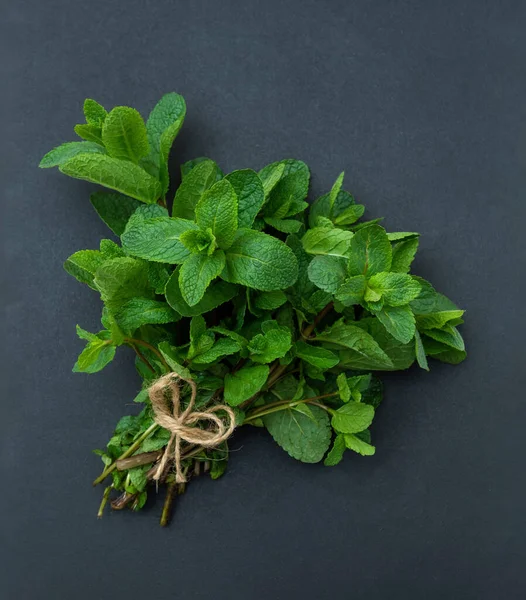 Ett Gäng Färsk Grön Mynta Grå Bordsskiva Ingrediens För Lemonad — Stockfoto