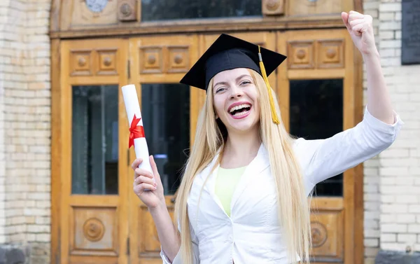 Sucesso Dia Formatura Obter Diploma Universitário Retrato Uma Jovem Estudante — Fotografia de Stock