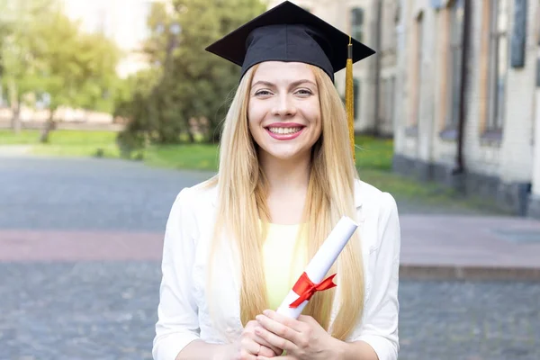Dia Formatura Retrato Estudante Feliz Graduado Boné Acadêmico Com Diploma — Fotografia de Stock