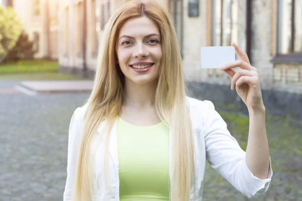 Retrato Una Joven Rubia Feliz Mostrando Una Tarjeta Crédito Plástico —  Fotos de Stock