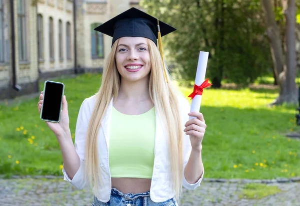 Retrato Uma Jovem Estudante Feliz Graduada Tampão Acadêmico Com Diploma — Fotografia de Stock